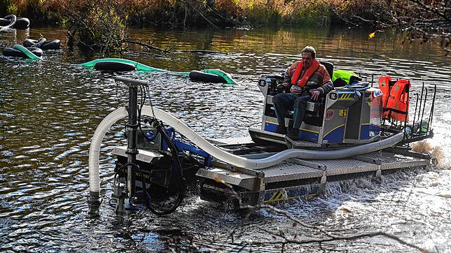 Mit dem Amphibienfahrzeug gleitet Willi Schulte im November 2021 über die Wasseroberfläche im Vorlaufbecken des Klosterweihers. Jetzt ...