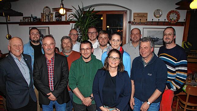 Die Kandidaten der Freien Wähler für den Gemeinderat der Reichenau (vorne, von links): Armin Okle, Stefan Schmidt, Peter Weltin, Yvonne ...