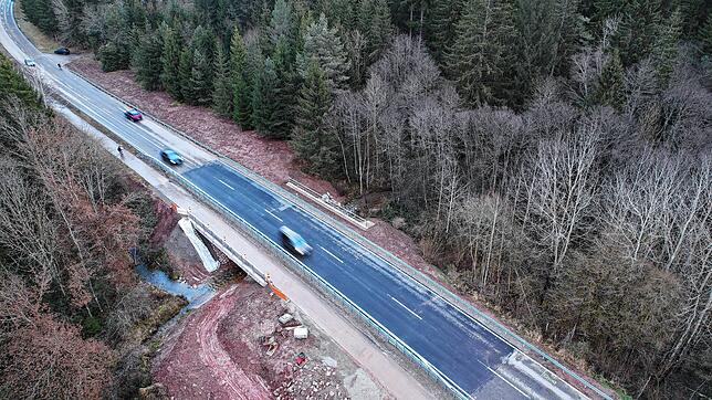 Von oben ist deutlich zu erkennen, wo die Brücke über den recht unscheinbaren Kuhmoosbach erneuert worden ist. Am 6. Dezember fließt der ...