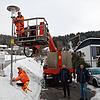 Ivan Franjc (oben) und Ference Vozar (unten) sind unermüdlich im Einsatz. Bauleiter ist Ralf Schneider (rechts im Bild), begleitet von ...