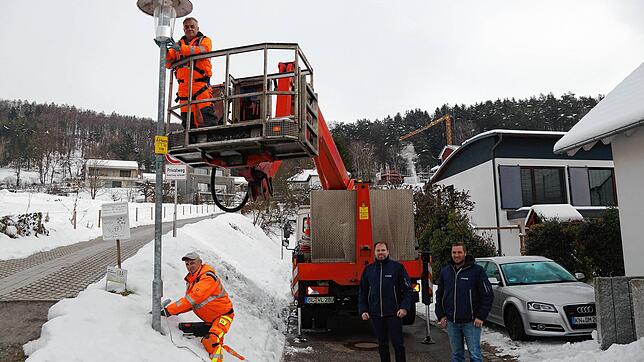 Ivan Franjc (oben) und Ference Vozar (unten) sind unermüdlich im Einsatz. Bauleiter ist Ralf Schneider (rechts im Bild), begleitet von ...