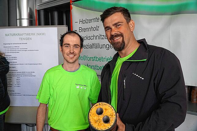 Michael Stihl als Betreiber der Biogaslanlage Naturkraftwerk Espelweg Tengen am Tag der offenen Tür hält das Rohr in der Hand, das die ...