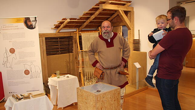 Jürgen Heinritz erzählt beim Museumstag im Hegau-Museum von den Alamannen und zeigt einige Ausstellungsstücke. Mit im Bild sind Besucher ...