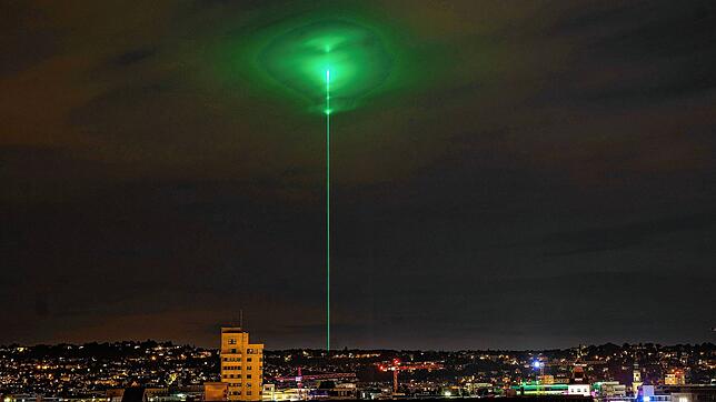 Ein grüner Laser am nächtlichen Himmel über Stuttgart hat für Aufregung gesorgt