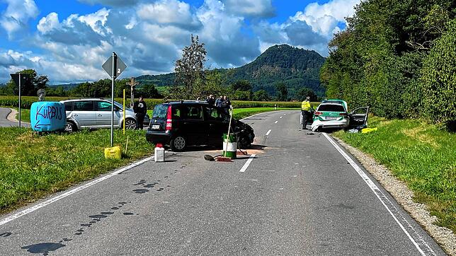 Bei einem schweren Unfall zwischen Ehingen und dem Engener Stadtteil Anselfingen wurden nach Polizeiangaben zwei Personen verletzt.