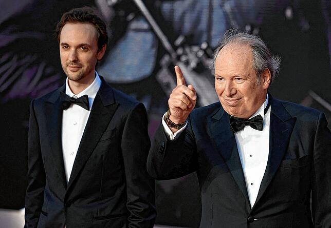 Der deutsche Filmkomponist Hans Zimmer (R) posiert auf dem roten Teppich, nachdem er zur Weltpremiere des James Bond 007-Films &bdquo;No ...