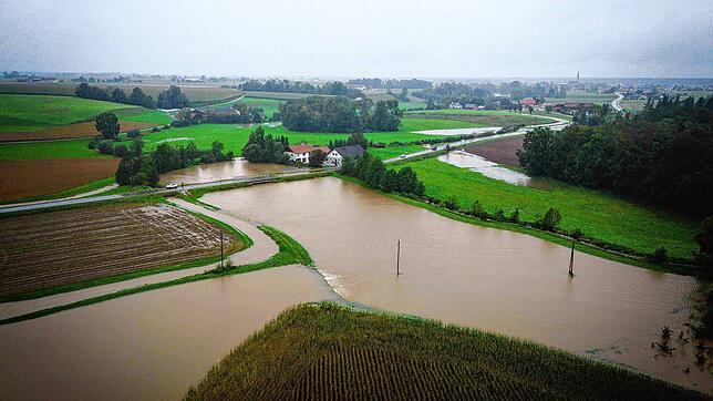 Österreich, Neukirchen An Der Enknach: Überflutungen aufgrund des Dauerregens in Neukirchen an der Enknach. Die Unwetter haben ...