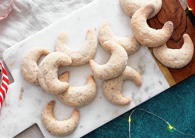 Beim Backen von Vanillekipferl fällt das Verzieren sogar weg. Nach dem Backen lässt man sie kurz abkühlen und taucht sie nur in eine ...