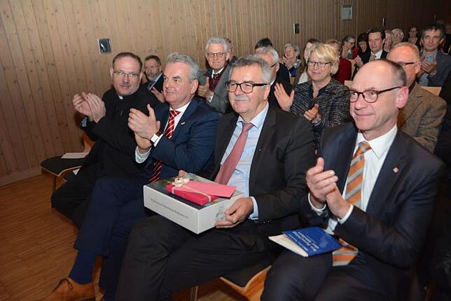Applaus für die Ehrenbürgerin und Laudator Siegmund Kopitzki (Zweiter von rechts), der hier in der ersten Reihe sitzt mit dem ...