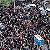 Teilnehmer der Demonstration von AfD und dem ausländerfeindlichen Bündnis Pegida, der sich auch die Teilnehmer der Kundgebung der ...