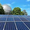 (Symbolbild) Die Energiewende von fossilen Brennstoffen (hinten der Gasbehälter im Oberlohn) hin zu klimafreundlichen erneuerbaren ...
