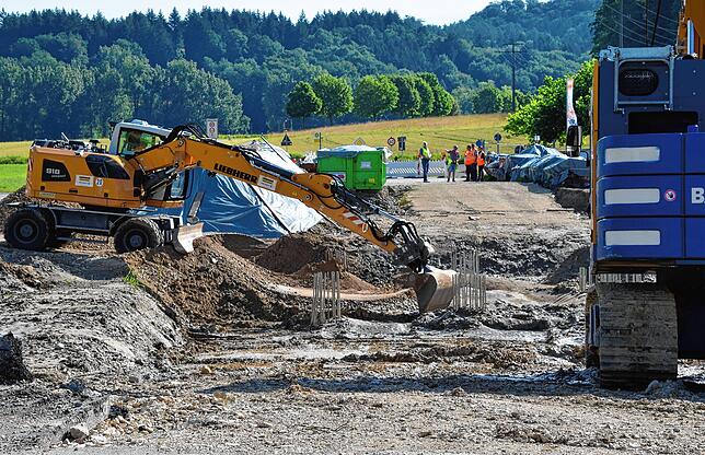Hier stand am Freitag alles unter Wasser. Die Straße ebenfalls.