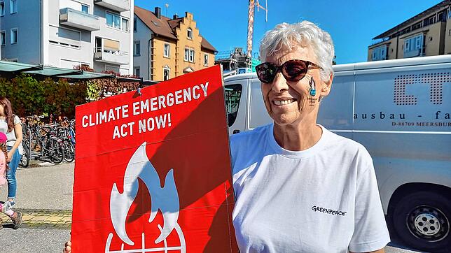 Beatrix Braun (64) aus Friedrichshafen fordert, dass ihre Lebensgrundlagen erhalten bleiben, wie sie sagt.