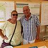 Heidrun Gemes und Ortsvorsteher Hans-Günter Buller sind stolz die Pläne des Mehrzweckhallen-Neubaus präsentieren zu können.