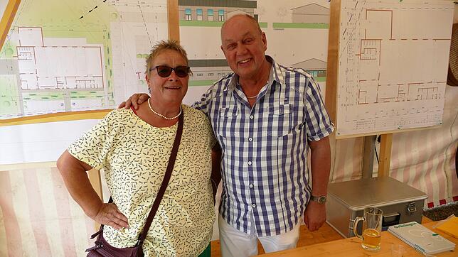 Heidrun Gemes und Ortsvorsteher Hans-Günter Buller sind stolz die Pläne des Mehrzweckhallen-Neubaus präsentieren zu können.