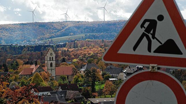 Blick vom Tengener Neubaugebiet Ob den Häusern auf die Katholische St. Laurentius-Kirche und die Wiechser Windräder: 2020 gab es viele ...