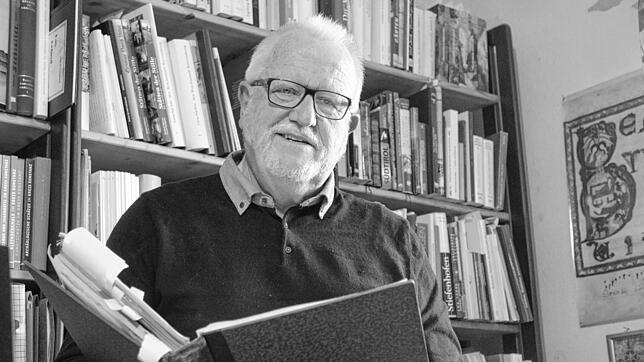 Fredy Meyer vor seinem heimischen Bücherregal. Das Bild entstand bei einem Besuch des SÜDKURIER im Jahr 2022.