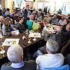 Eine muntere Diskussion entwickelte sich bei der Aktion "Der SÜDKURIER gibt einen aus" im Clubheim-Gasthaus "Pilles Treff". Redakteur ...