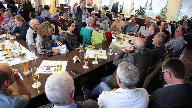 Eine muntere Diskussion entwickelte sich bei der Aktion "Der SÜDKURIER gibt einen aus" im Clubheim-Gasthaus "Pilles Treff". Redakteur ...