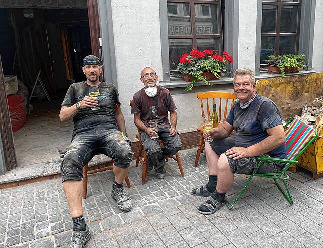 Eine Pause bei den Sanierungsarbeiten gehört mit dazu (von links): Hendric Schneider, Daniel Schmidt und Bernd Brings.