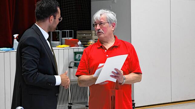 Bürgermeister Johannes Henne (links) verabschiedet SPD-Rat Ernst Deisenberger.