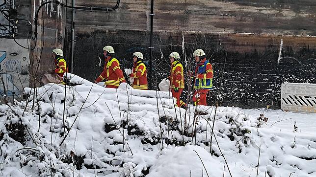 Rettungskräfte sind am Bahnhof Rottweil im Einsatz. Ein Notarzteinsatz blockiert am 5. Dezember den Bahnverkehr auf der Gäubahn.