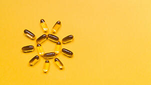 Vitamin D richtig dosieren: Die tägliche Einnahme in kleinen Mengen gilt als sicherer als hoch dosierte Präparate in wöchentlichen ...