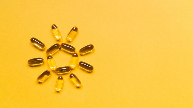 Vitamin D richtig dosieren: Die tägliche Einnahme in kleinen Mengen gilt als sicherer als hoch dosierte Präparate in wöchentlichen ...