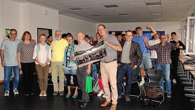 Lehrer Stephan Glunk und Schulleiter Stefan Fehrenbach (Bildmitte) halten das Erinnerungsfoto 30 Jahre Schulpartnerschaft Singen Celje. ...