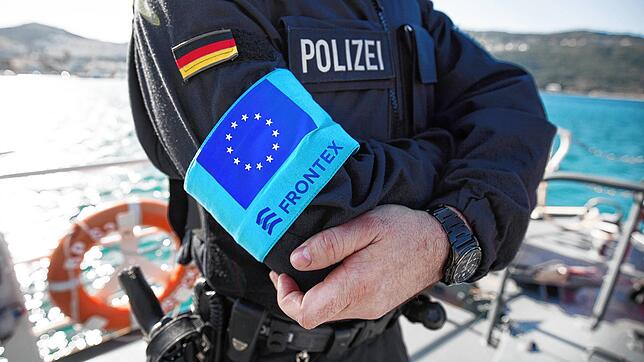 Ein Beamter der Bundespolizei See steht im Auftrag der Frontex auf dem Vordeck eines Streifenboots vor einer ersten Erkundungsfahrt.