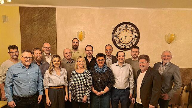 18 Engener wollen für die CDU in den Gemeinderat. 15 davon stellen sich fürs Foto auf. Zweiter von rechts: Fraktionssprecher Jürgen ...