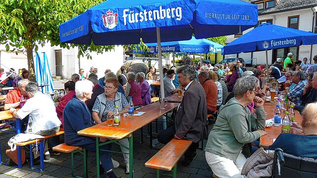 Beim Pfarrfest in Nußbach trifft man immer wieder Bekannte und so kommt es natürlich zu manch gemütlichen Plausch. Foto: Priska Dold