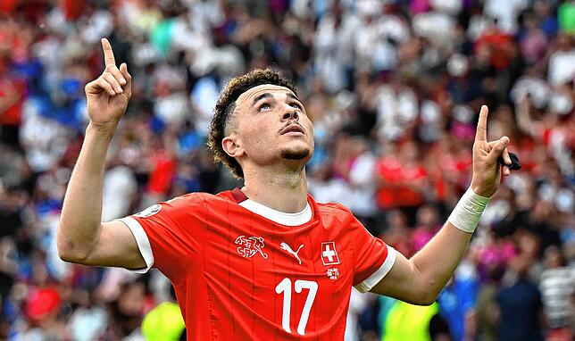 Ruben Vargas von der Schweiz bejubelt sein Tor zum 2:0.