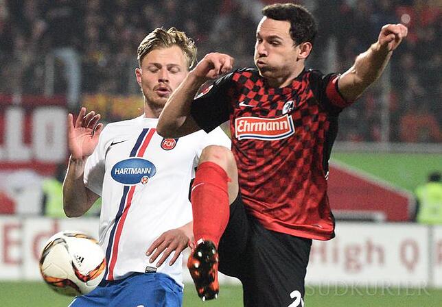 Fußball: 2. Bundesliga, 1. FC Heidenheim - SC Freiburg Fußball: 2. Bundesliga, 1. FC Heidenheim - SC Freiburg: 16. Spieltag am 27.11.2015 in Heidenheim. Heidenheims Marcel Titsch-Rivero (l) ...