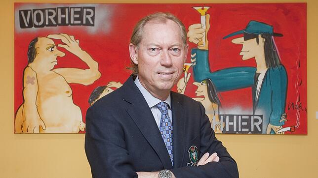 Vorher-nachher: Werner Mang, plastischer Chirurg vor einem Gemälde von Udo Lindenberg, in seiner Klinik.