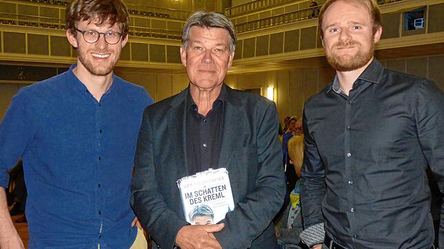 Udo Lielischkies (Mitte) mit links: Stephan Kühnle von der VHS Landkreis Konstanz, und Maximilian Schrumpf von der Naumann-Stiftung. ...