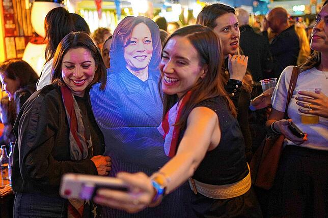 Menschen posieren für Fotos mit einer Pappfigur der demokratischen US-Präsidentschaftskandidatin und Vizepräsidentin Kamala Harris auf ...