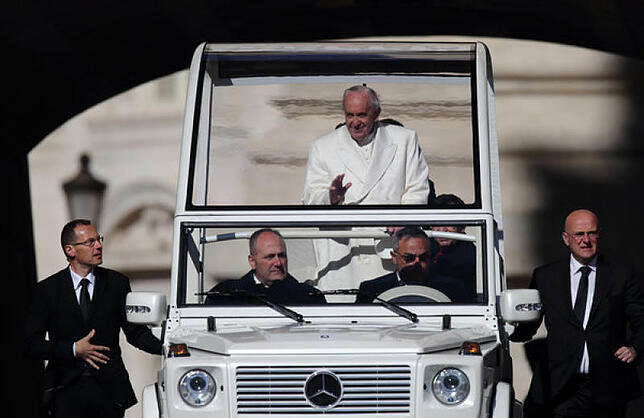 Der Papst hat viele Papamobile – im Vatikan fährt er einen umgebauten Mercedes-Geländewagen.