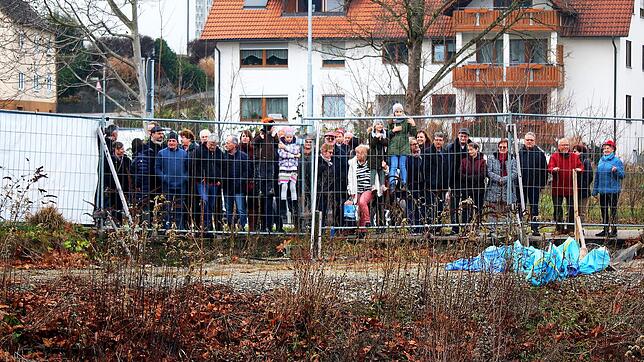 30 Bürger haben sich zu Fernsehdreharbeiten in der Ortsmitte von Mühlhofen versammelt, um zu zeigen, dass hier etwas passieren muss. ...