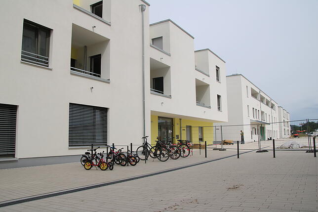 Die neue Kita-Außenstelle im Riedpark in Lauchringen (gelbes Gebäude). Dort werden ab sofort 75 Kinder betreut.