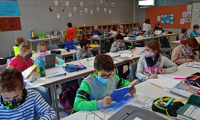 Realschüler am Markdorfer Bildungszentrum in der siebten Stunde &ndash; und immer noch mit Mund-Nasen-Schutz.