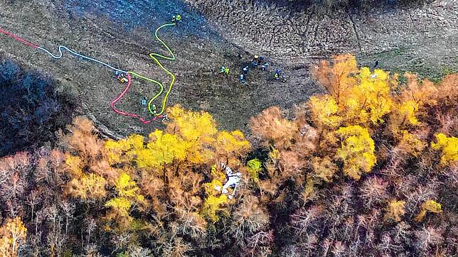 Die Absturzstelle im Wollmatinger Ried: Das Flugzeug liegt im Wald, oben im Bild Einsatzkräfte und die über Hunderte Meter ausgelegten ...
