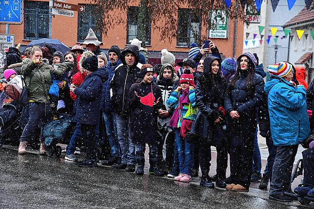 Bild 16: Narren feiern im Schneegestöber und mit Konfettiregen
