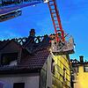 Verkohlte Dachgerippe in der Schwenninger Lessingstraße. Diese traurige Kulisse zeigt sich nach dem Großbrand vom vergangenen Mittwoch.
