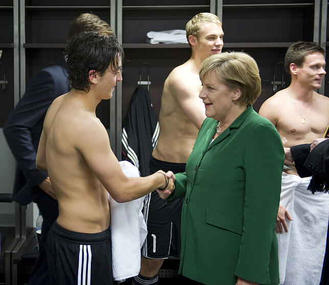 Bundeskanzlerin Angela Merkel war bei großen Turnieren der Fußball-Nationalmannschaft schon mal gerne in der Kabine, hier begrüßt sie ...