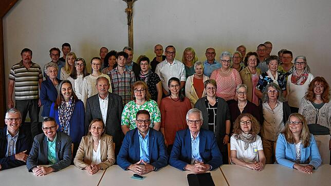 Die Gründungsmitglieder des Fördervereins Gemeinschaftszentrum Pater-Jordan-Haus und der Vorstand (sitzend, von links): Ulrich Mück ...