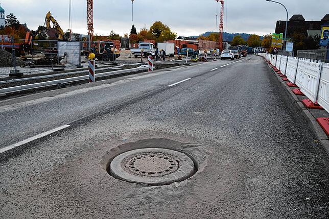 Im Baustellenbereich wird die Straße neu asphaltiert. Dazu wurden zuerst die Gullydeckel ausgefräst. Später folgt das Abfräsen des Asphalts.