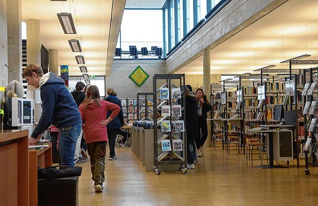 Die Bibliothek ist Anlaufstelle für Schüler und Bürger.