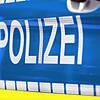 (Symbolbild) Als ein Auto auf der Fahrbahn wendet, kann der entgegenkommende Biker den Zusammenstoß am Mittwoch, 13. August, nicht mehr ...