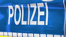 (Symbolbild) Als ein Auto auf der Fahrbahn wendet, kann der entgegenkommende Biker den Zusammenstoß am Mittwoch, 13. August, nicht mehr ...